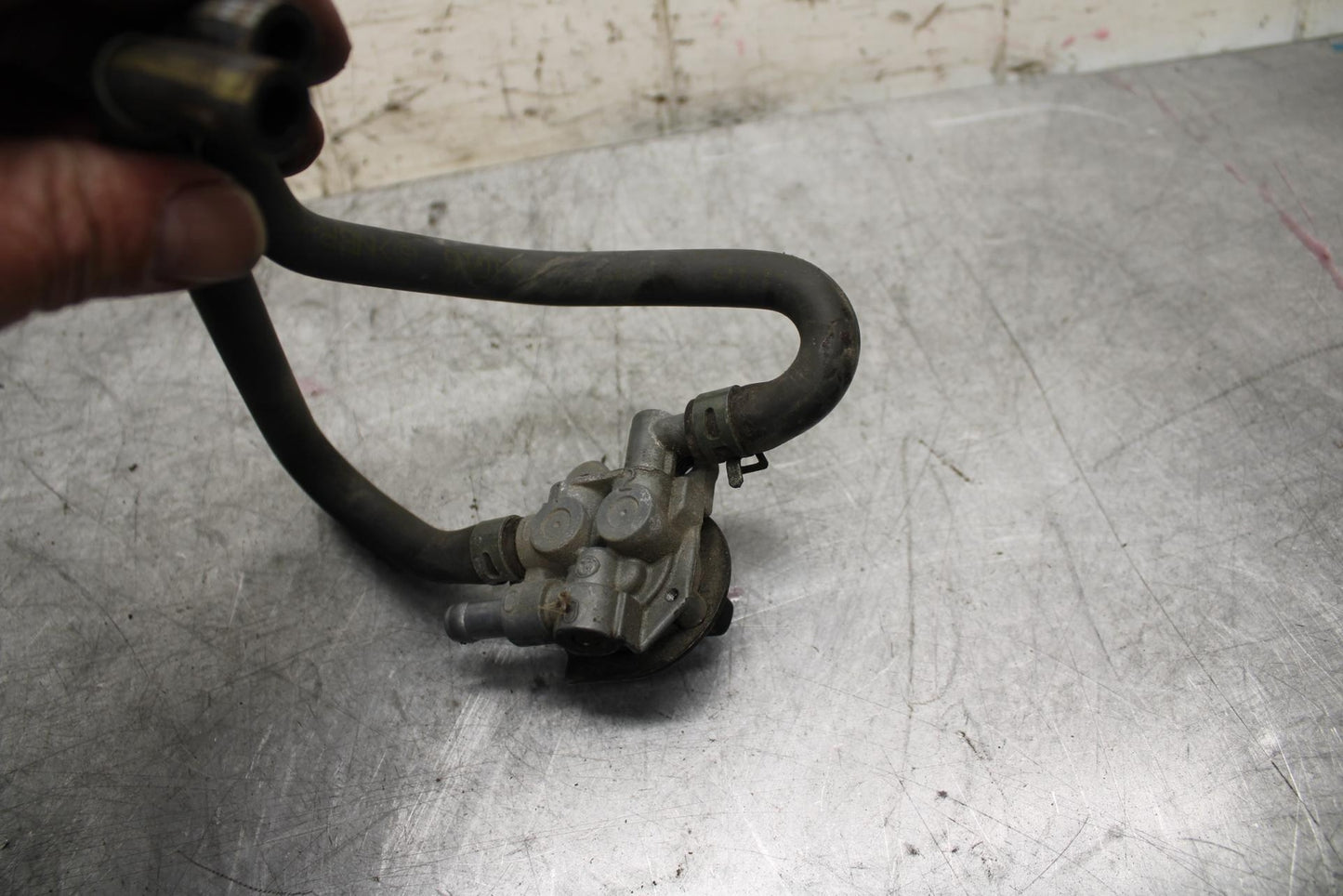 2001 Kawasaki Ninja ZX6 ZX600E FUEL GAS TANK PETCOCK SHUT ON OFF VALVE BB547