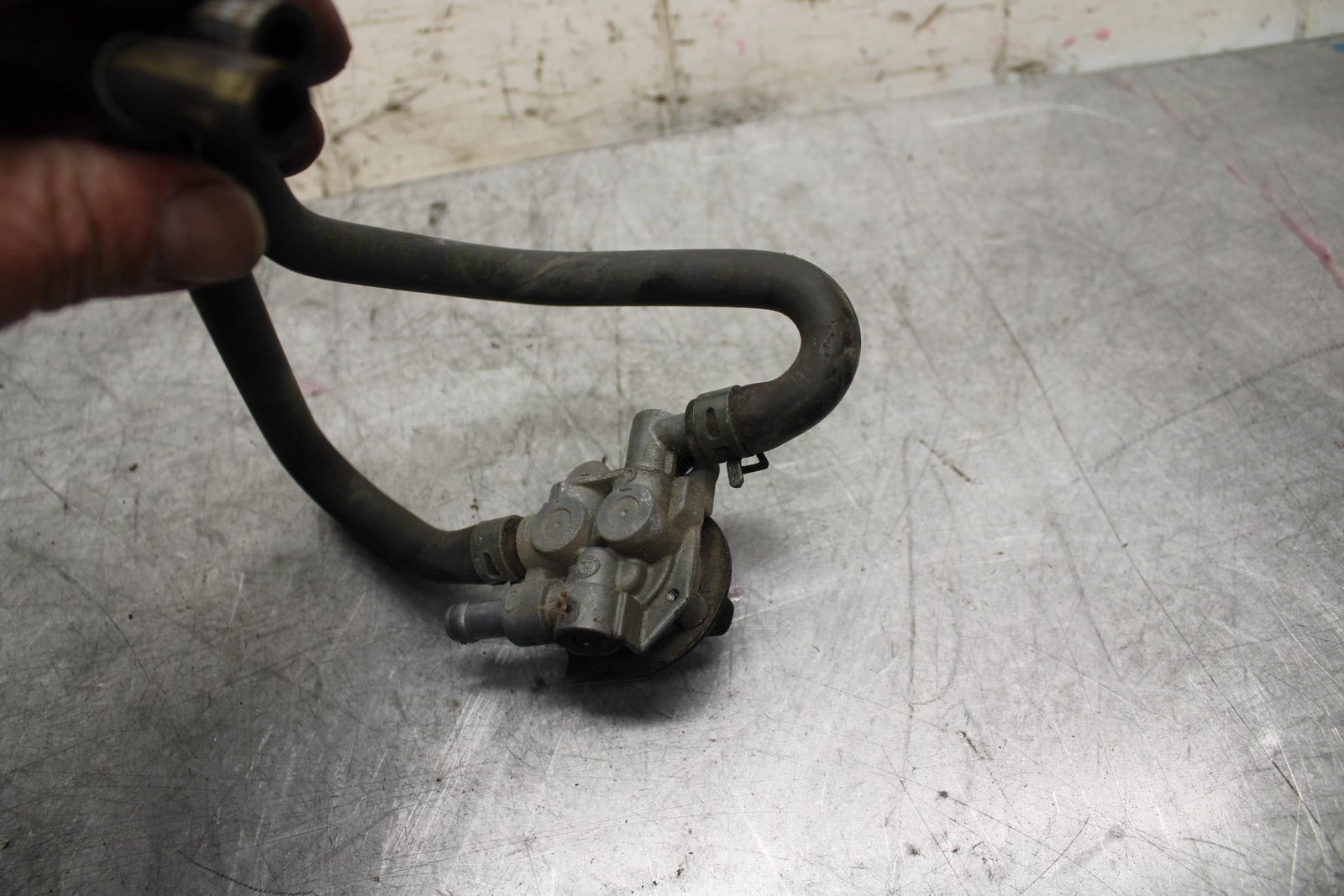 2001 Kawasaki Ninja ZX6 ZX600E FUEL GAS TANK PETCOCK SHUT ON OFF VALVE BB547