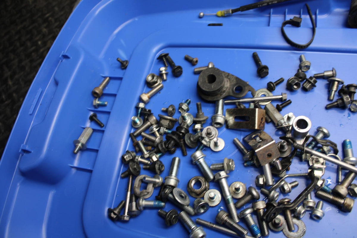 11-22 SUZUKI GSXR 600 LEFTOVER MOUNTING BOLTS HARDWARE MOTOR SCREWS BB485