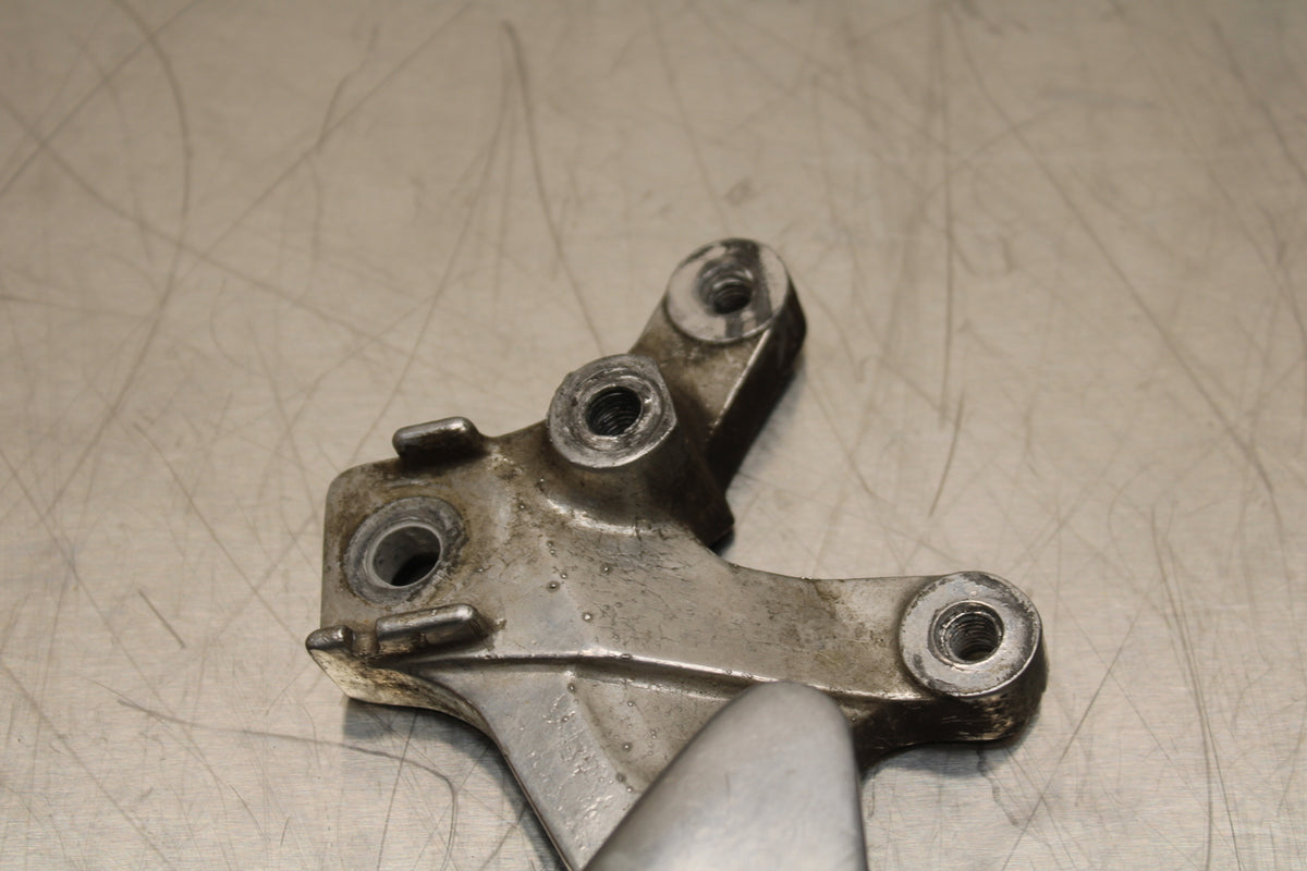 96 YAMAHA YZF750R LEFT REARSET REAR SET DRIVER FOOT PEG BRACKET MOUNT BB137