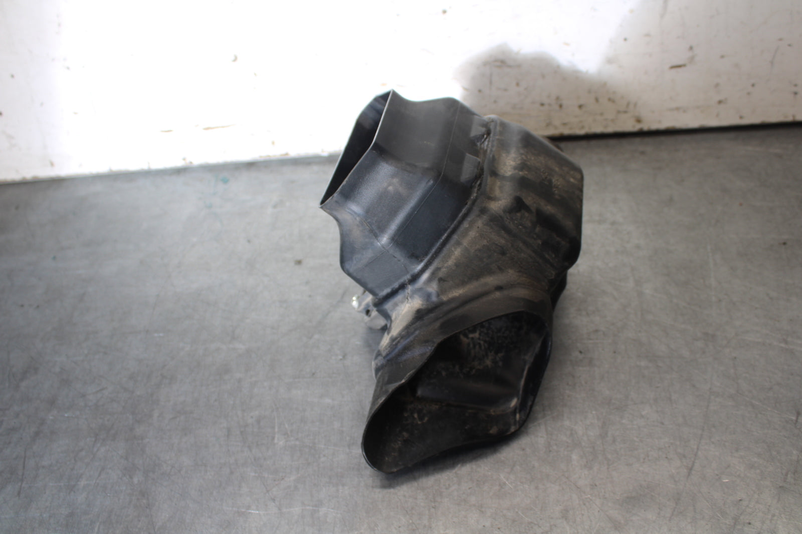 09-14 YAMAHA YZF R1 RAM AIR INTAKE TUBE DUCT BB696