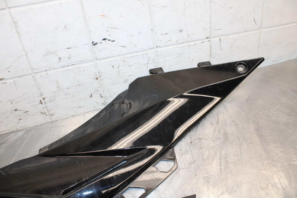 17-23 SUZUKI GSXR 250 GSX250RL8 RIGHT FRONT SIDE SEAT SADDLE PANEL TRIM  BB490