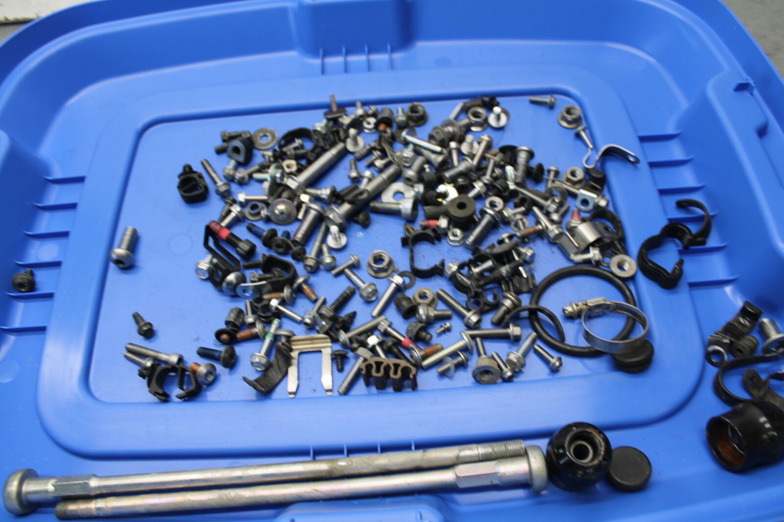 16 KAWASAKI NINJA ZX10R MISCELLANEOUS MOUNTING BOLTS HARDWARE MOTOR  BB650