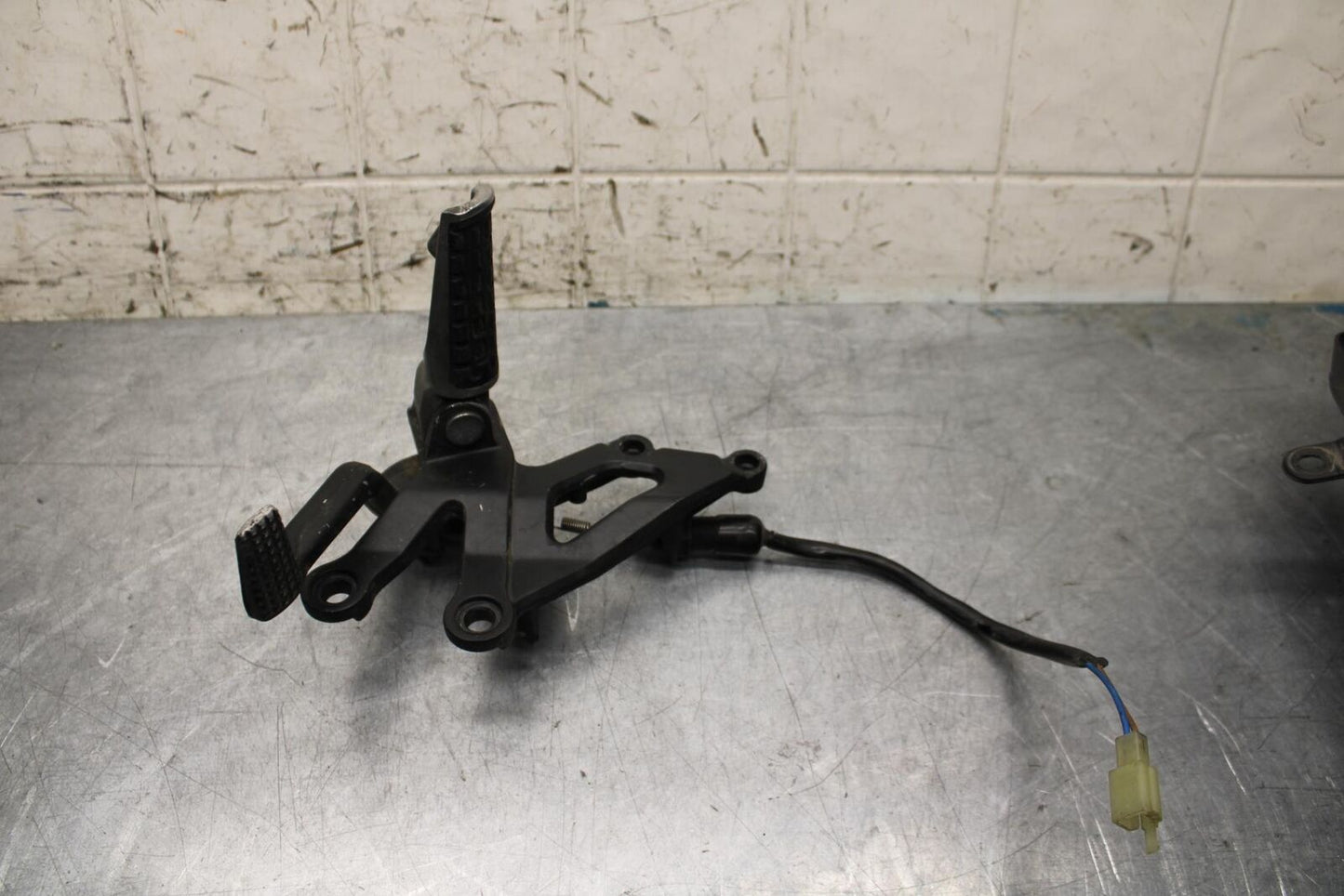 2000 Kawasaki Ninja ZX12R ZX1200A RIGHT REARSETDRIVER FOOT PEG REST  BB565