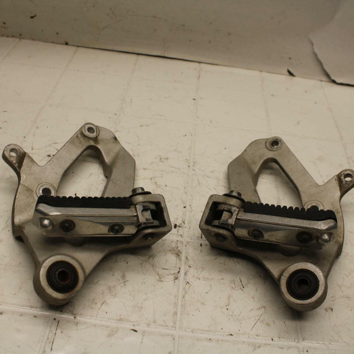 93-96 SUZUKI GSXR1100W REAR BACK PASSENGER PEG SET PAIR BB12
