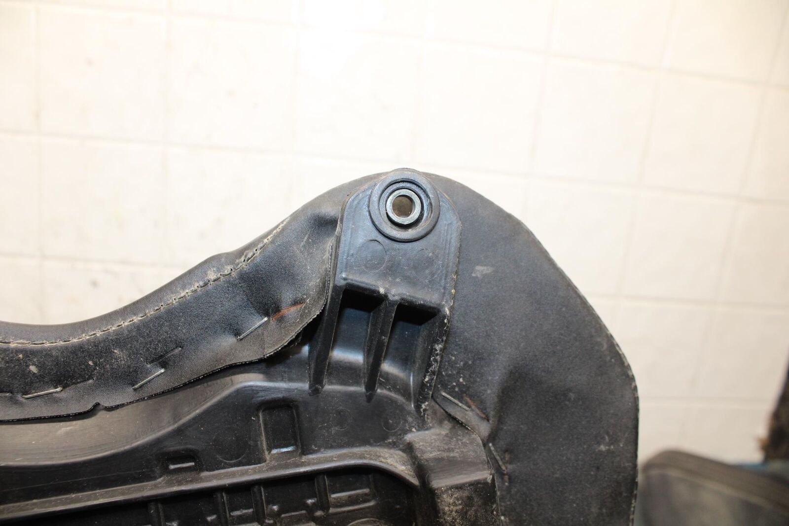 2006 Yamaha YZF R6 FRONT DRIVERS SEAT PAD SADDLE PILLION 2C0-24710-00-00 BB560