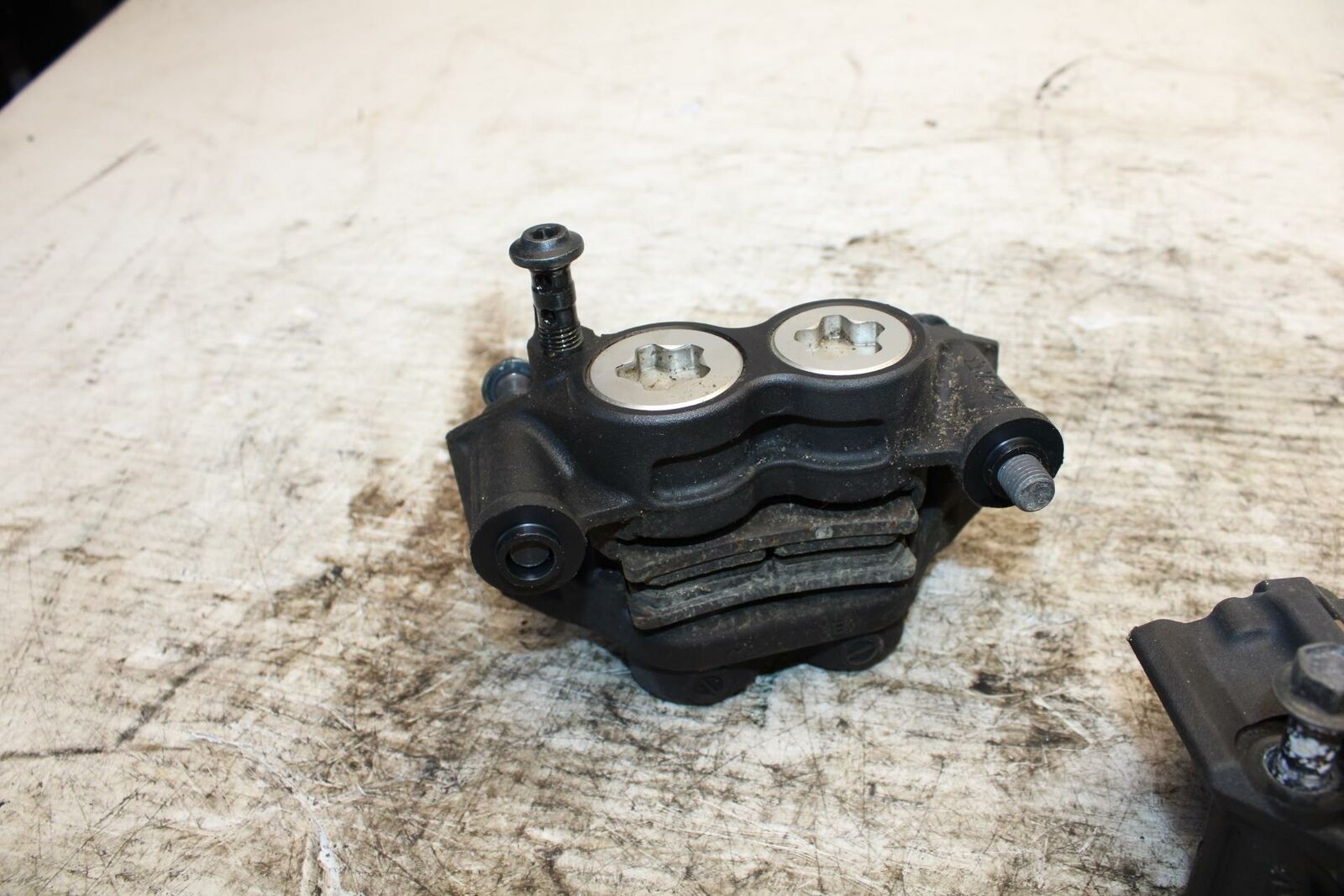 17-19 YAMAHA FZ09 RIGHT LEFT FRONT BRAKE CALIPER SET PAIR CALIPERS BB310
