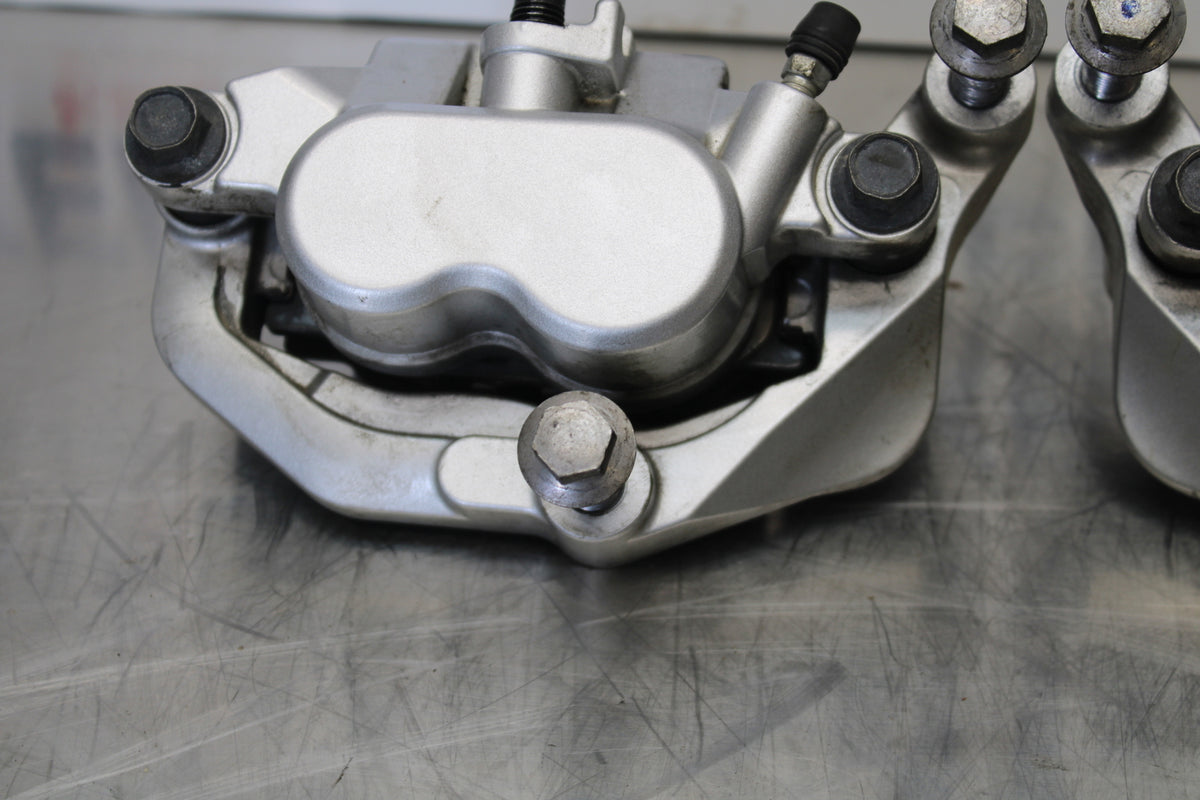 09 YAMAHA ROYAL STAR XVZ1300TF VENTURE RIGHT LEFT FRONT BRAKE CALIPER SET BB151