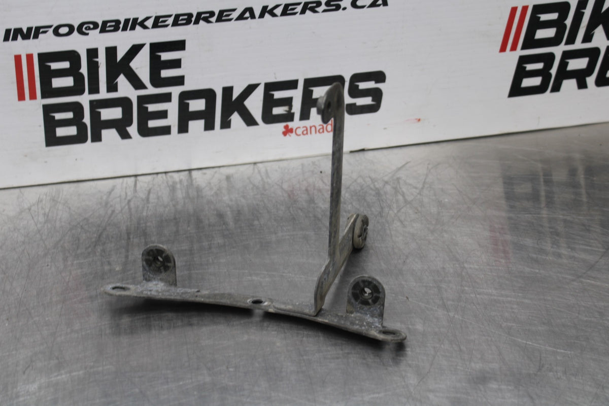 05-06 SUZUKI GSXR1000 OIL COOLER MOUNTING BRACKET MOUNT SUPPORT BB773