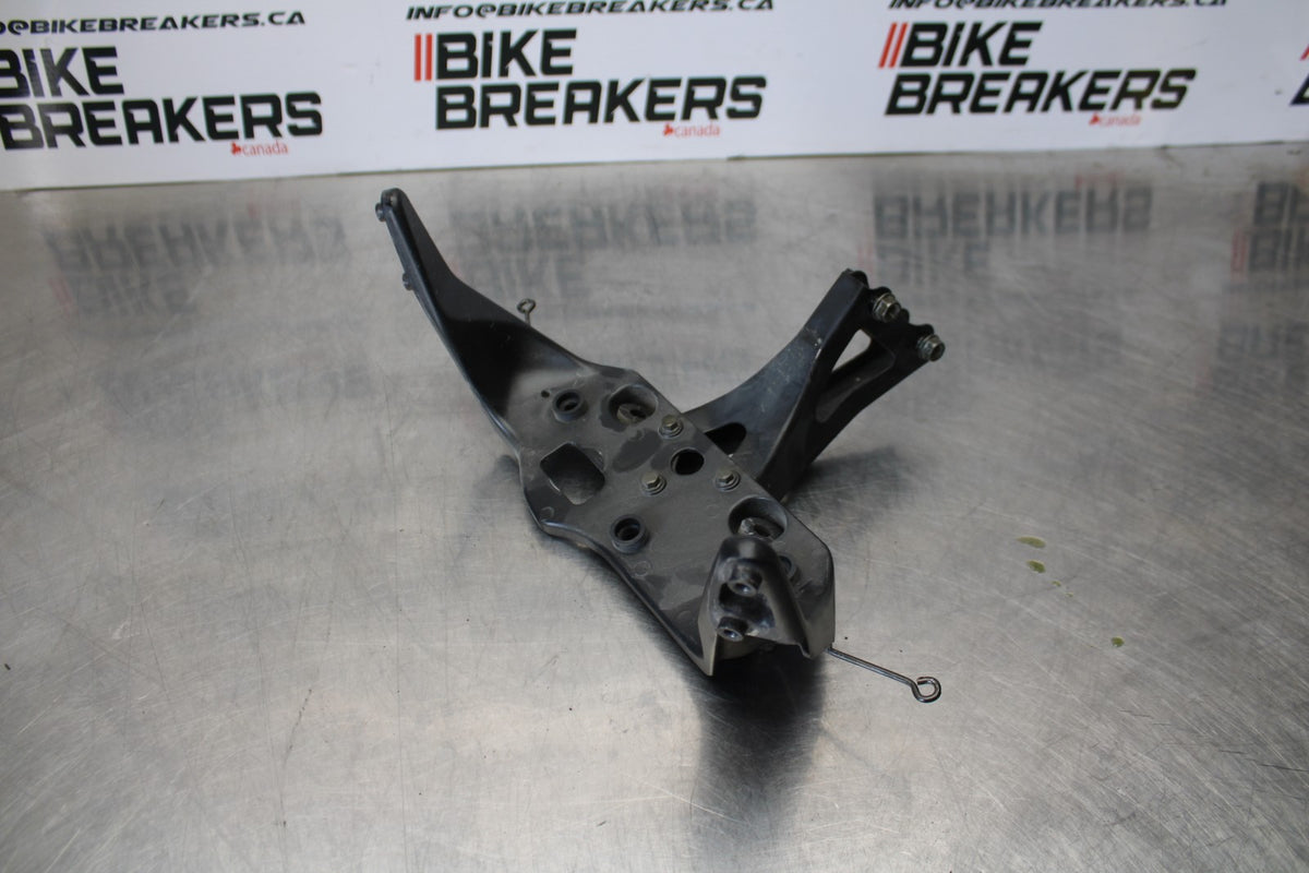 01-06 HONDA CBR600F4I UPPER FAIRING MIRROR GAUGES STAY BRACKET BB185