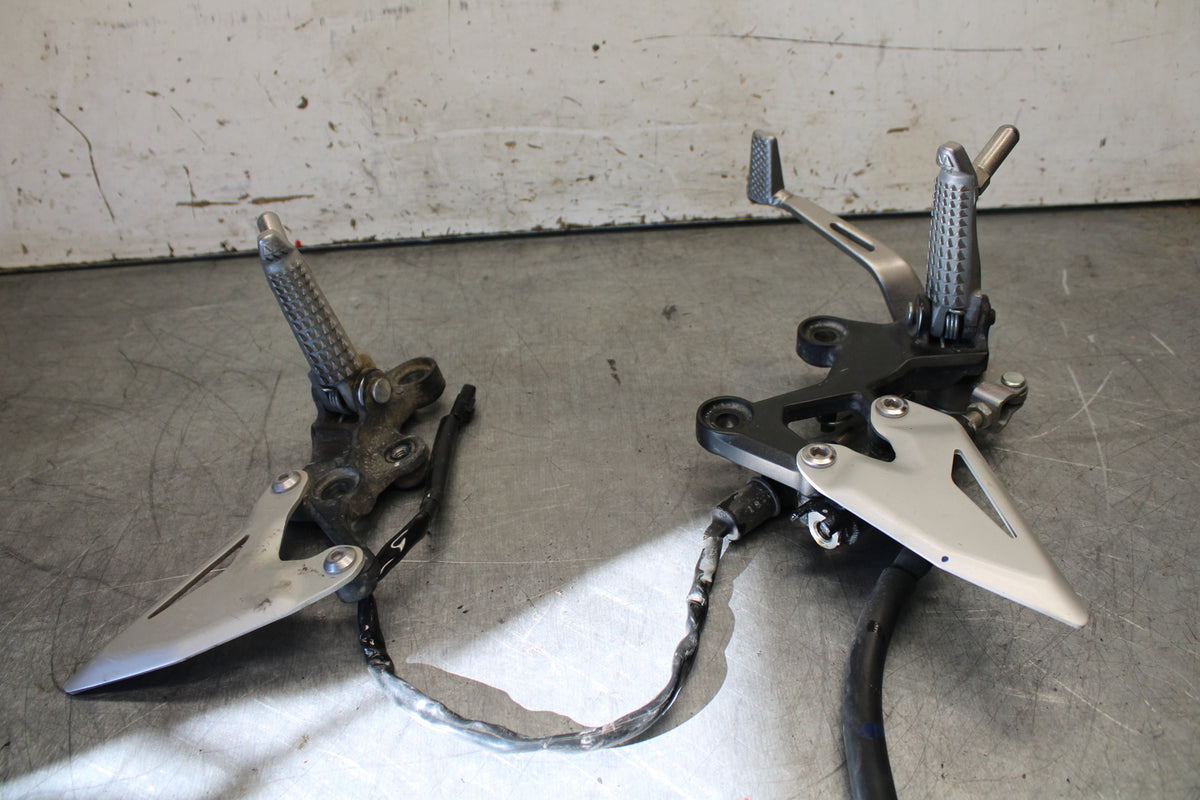 19-22 KAWASAKI Z400 RIGHT LEFT REARSETS REAR SET DRIVER FOOT PEGS  BB708