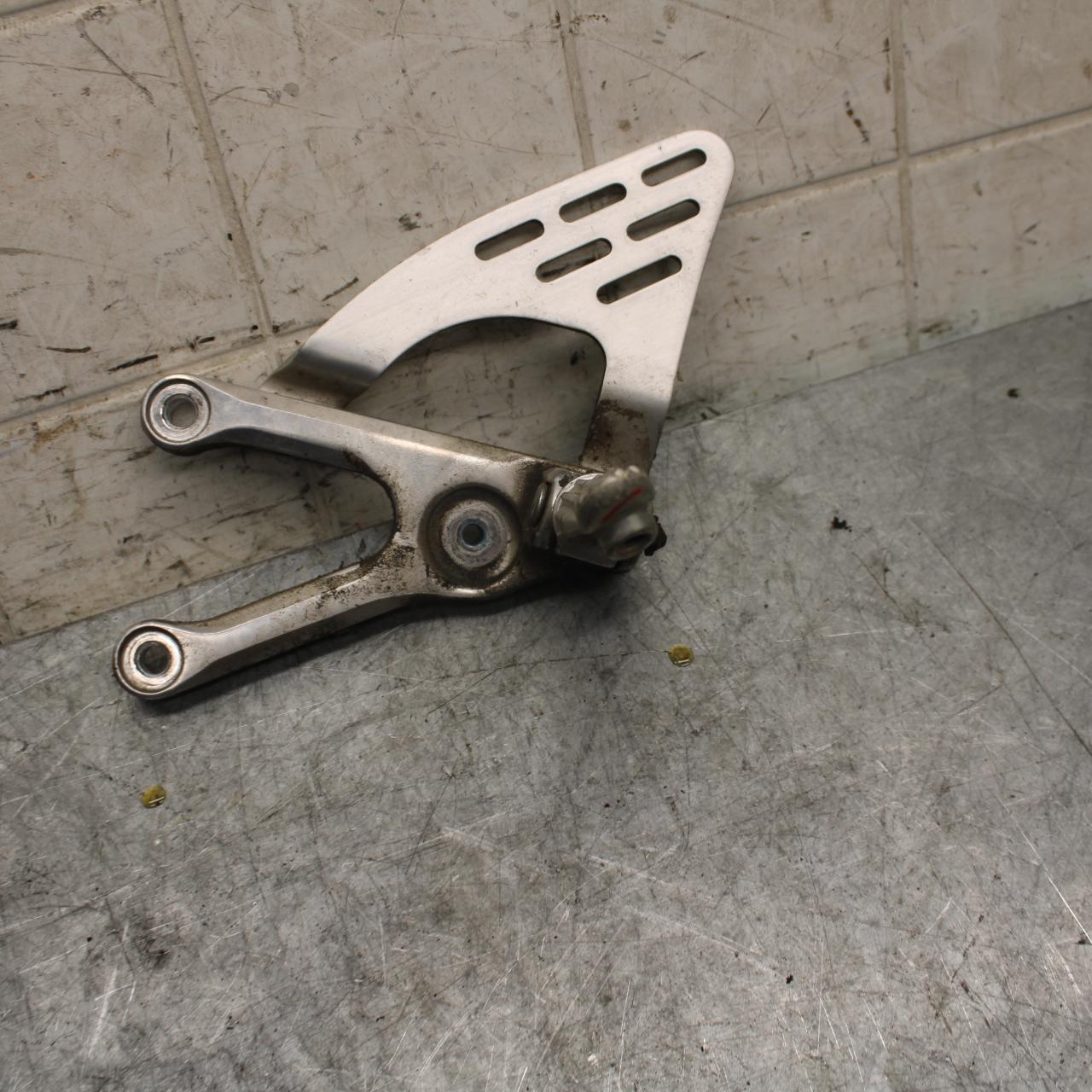 2003 Yamaha YZF R6 LEFT REARSET REAR SET DRIVER FOOT PEG BRACKET MOUNT BB539