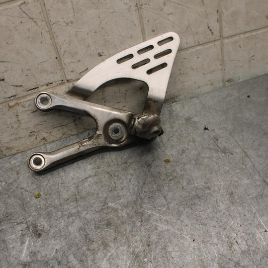 2003 Yamaha YZF R6 LEFT REARSET REAR SET DRIVER FOOT PEG BRACKET MOUNT BB539