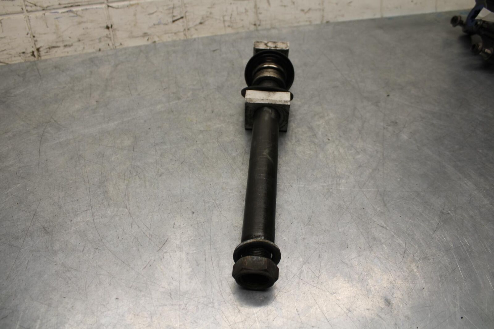 2005 Yamaha YZF R6 REAR AXLE BACK WHEEL RIM PIVOT BOLT AXEL 5SL-25381-00-00 BB62