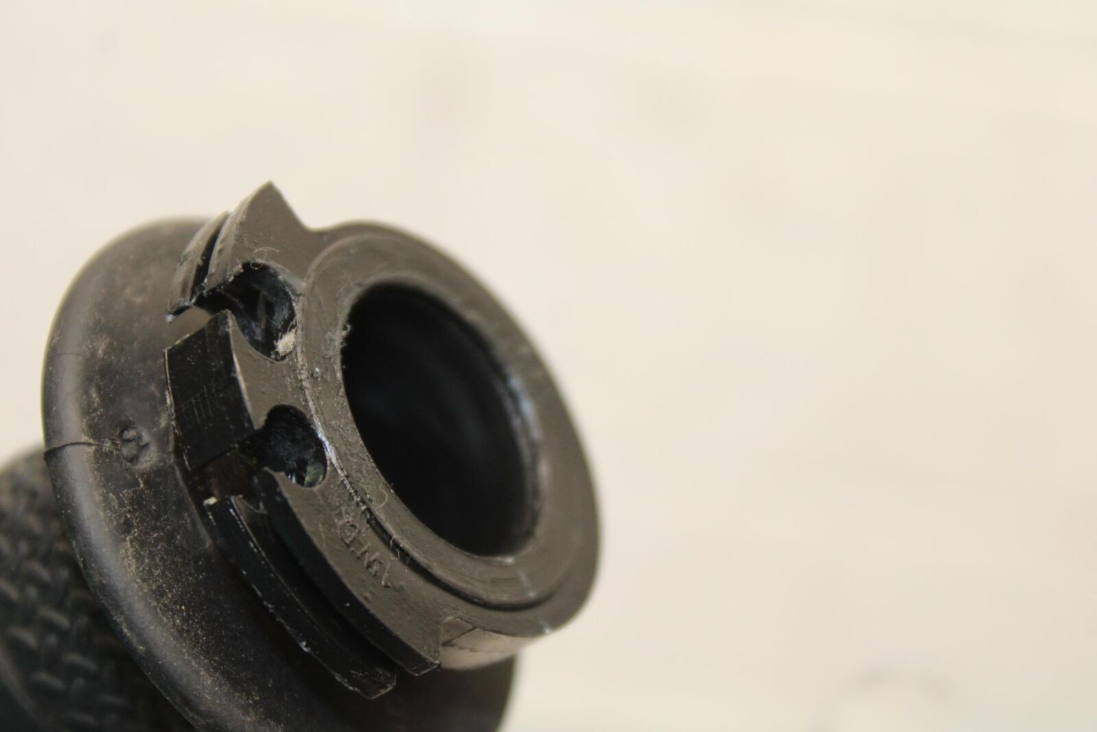 19-21 YAMAHA YZF R3 RIGHT THROTTLE GRIP BB588