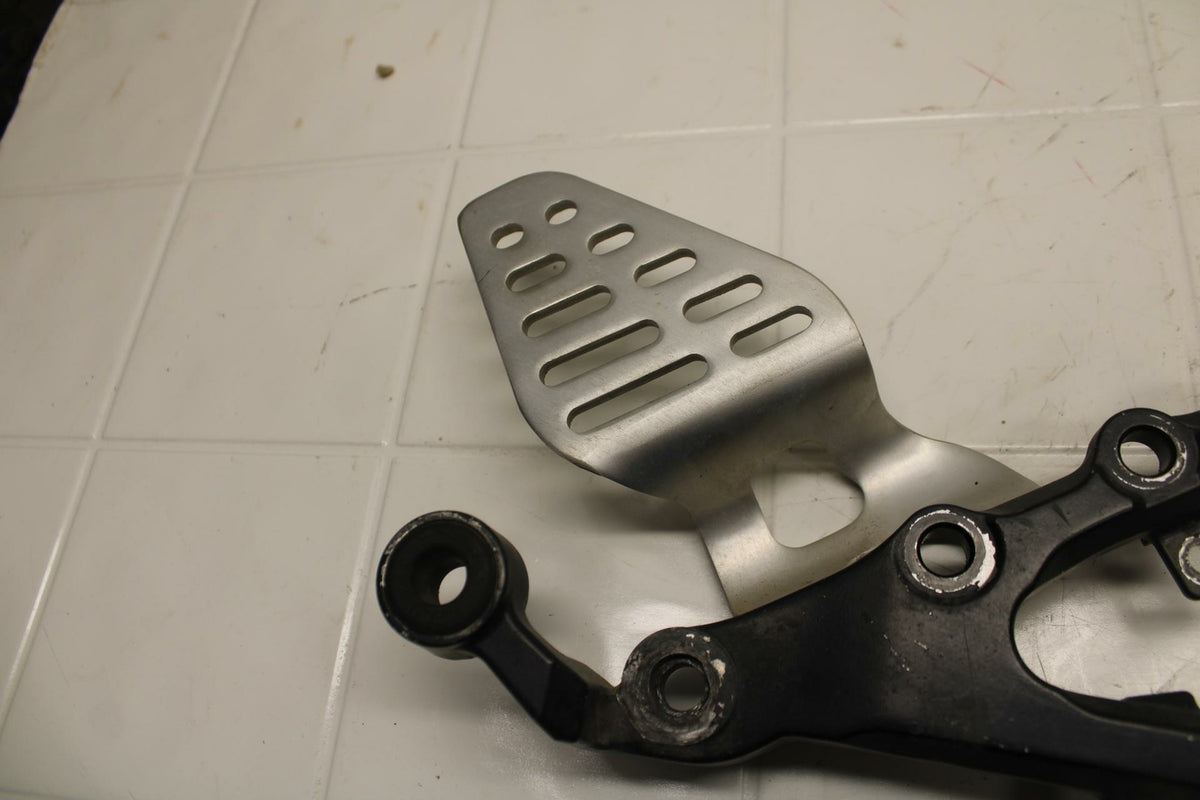 07 YAMAHA YZF R6 LEFT REARSET REAR SET DRIVER FOOT PEG BRACKET MOUNT BB284 B