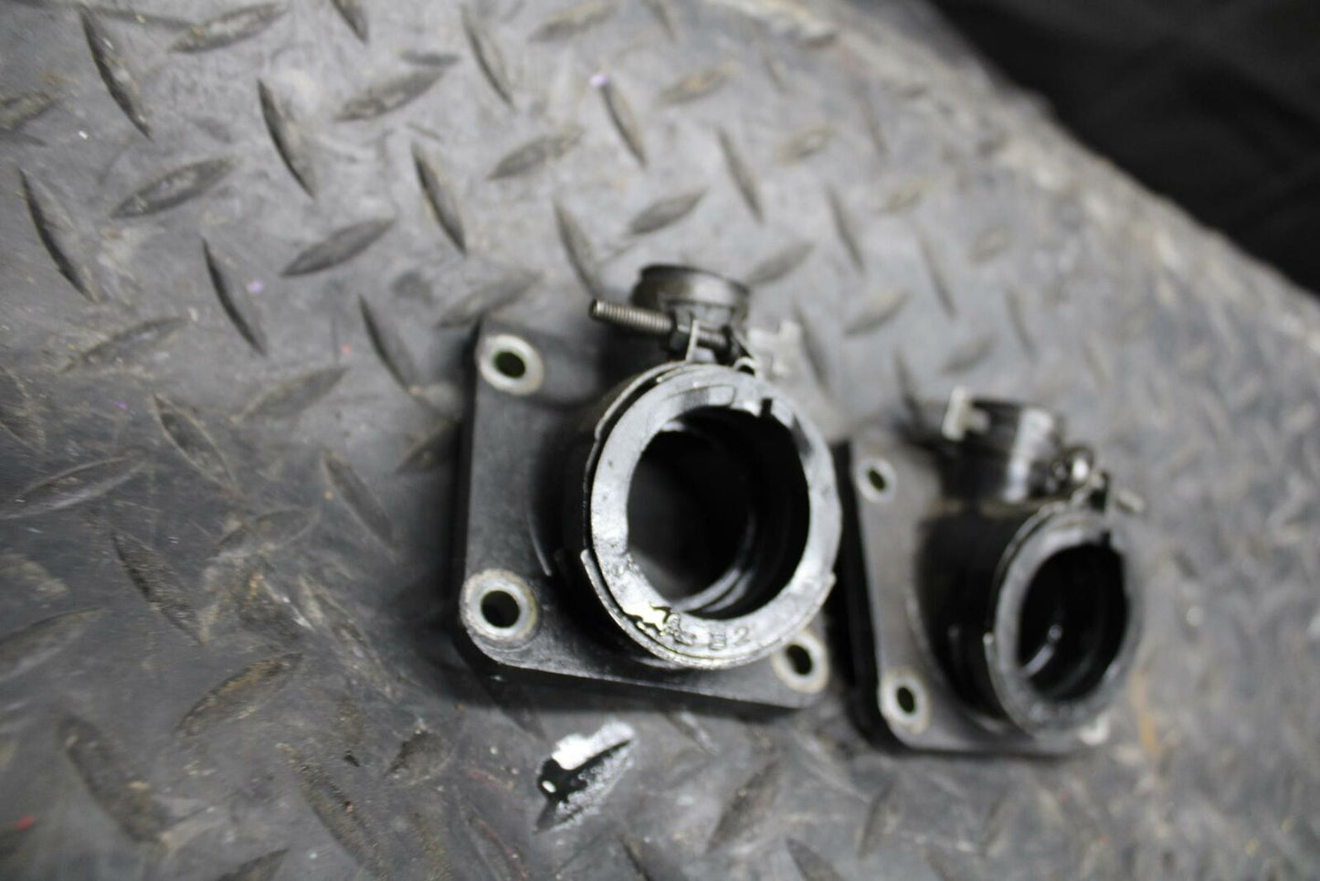 2004 Yamaha Banshee 350 YFZ350 CARB CARBURETOR INTAKE MANIFOLD BB232