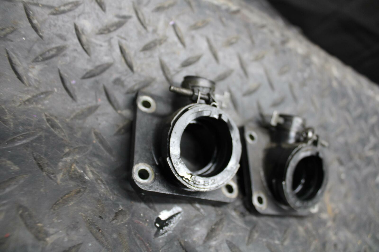 2004 Yamaha Banshee 350 YFZ350 CARB CARBURETOR INTAKE MANIFOLD BB232
