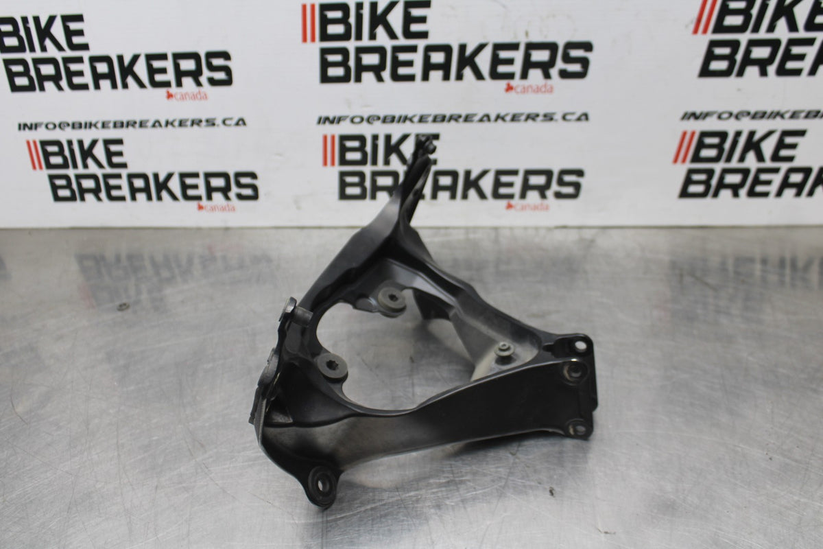 06-07 SUZUKI GSXR750 UPPER FAIRING MIRROR GAUGES STAY BRACKET BB863