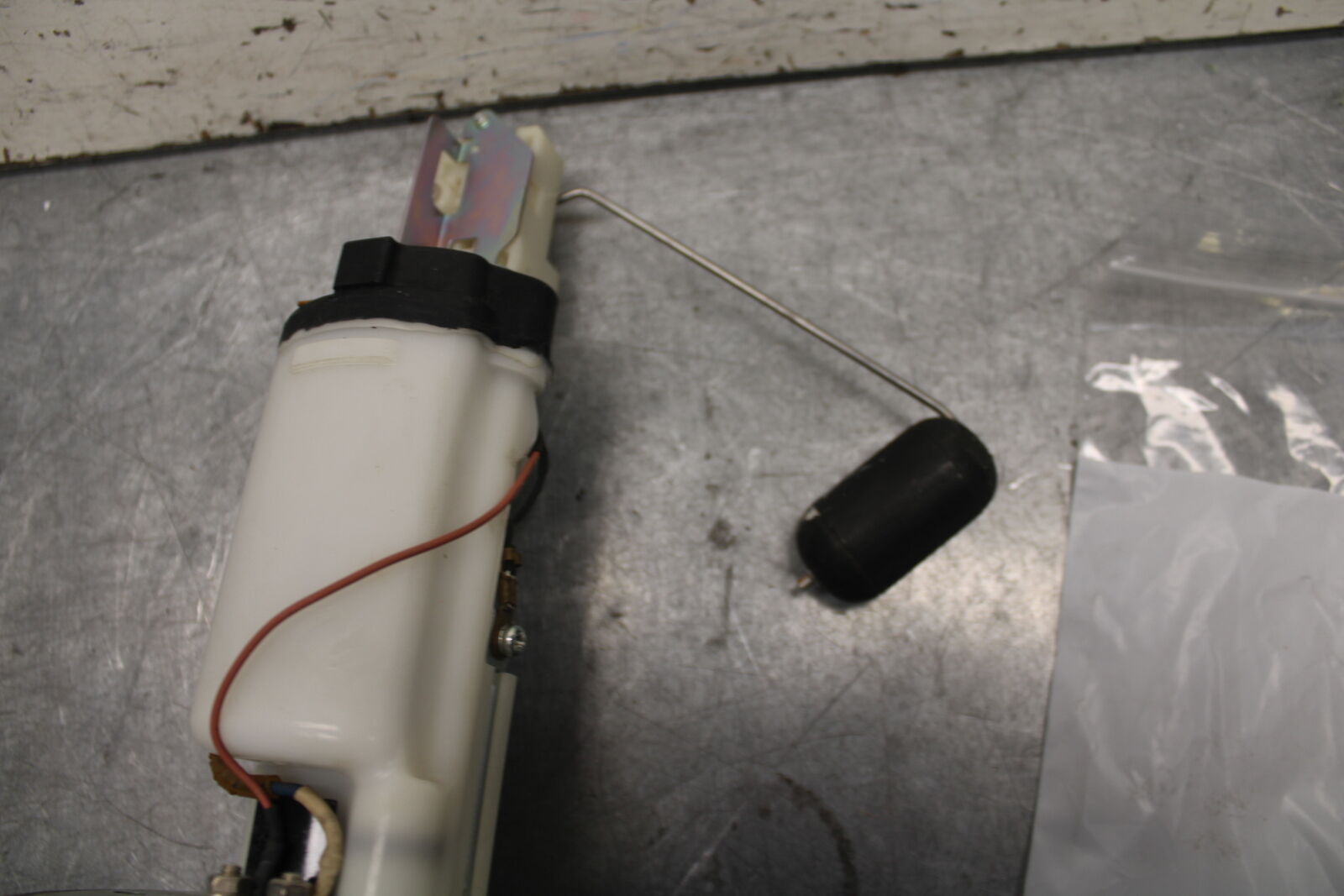 05-06 SUZUKI GSXR1000 FUEL PUMP GAS PETROL SENDER UNIT 15100-41G00 BB677