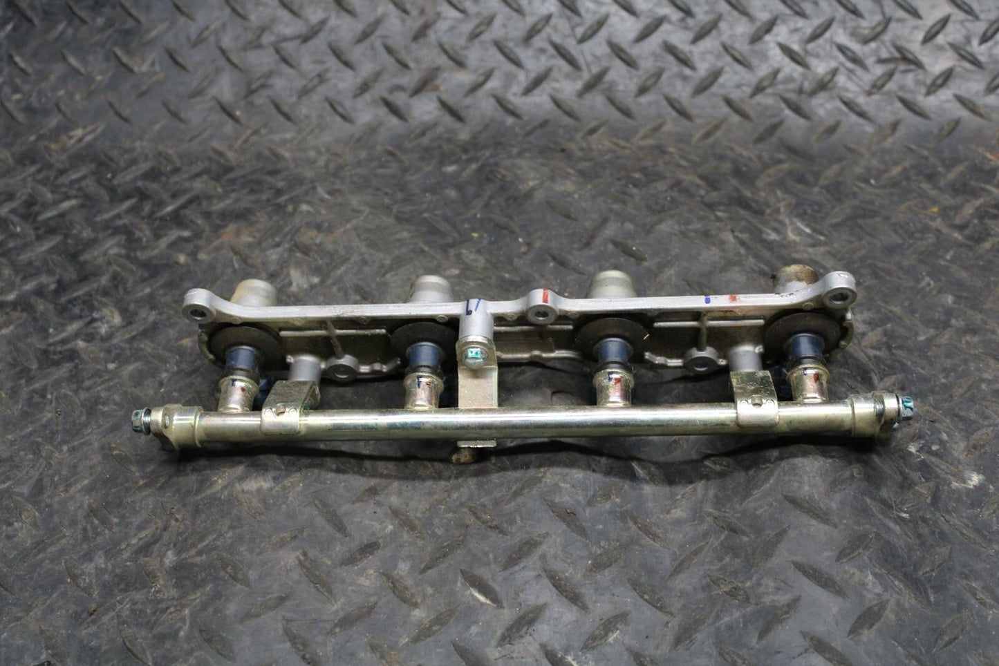 03-04 HONDA CBR600RR SECONDARY FUEL INJECTORS TOP AIRBOX GAS RAIL BB218