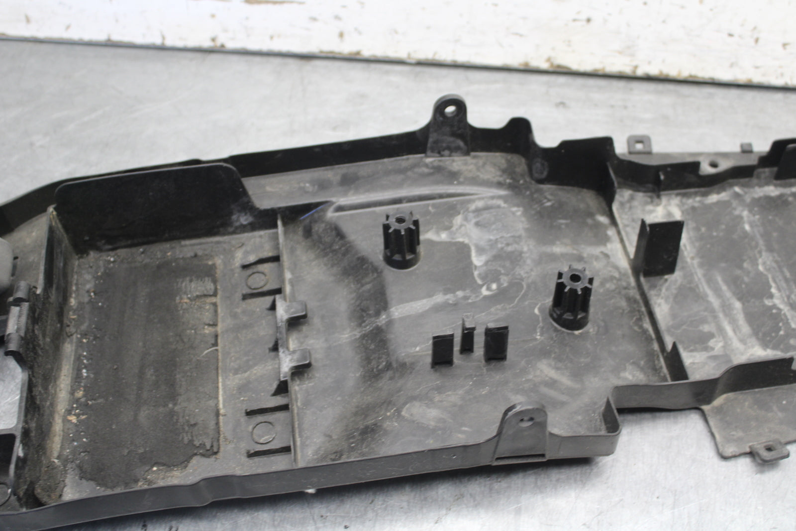 09-12 KAWASAKI NINJA ZX6R REAR BACK TAIL UNDERTAIL BATTERY TRAY PLASTIC BB698