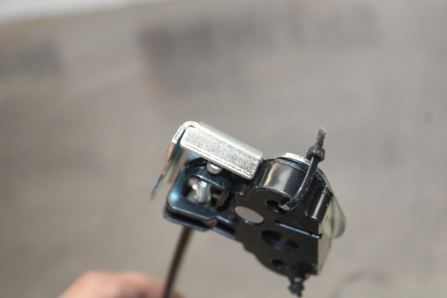 24-25 KAWASAKI NINJA ZX4R REAR PASSENGER SEAT LATCH LOCK ASSEMBLY BB610