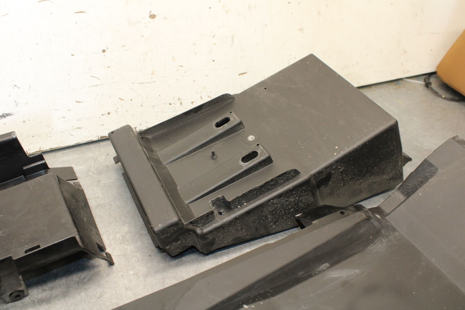 18-23 KAWASAKI NINJA 400 REAR BACK TAIL UNDERTAIL BATTERY TRAY PLASTIC BB660