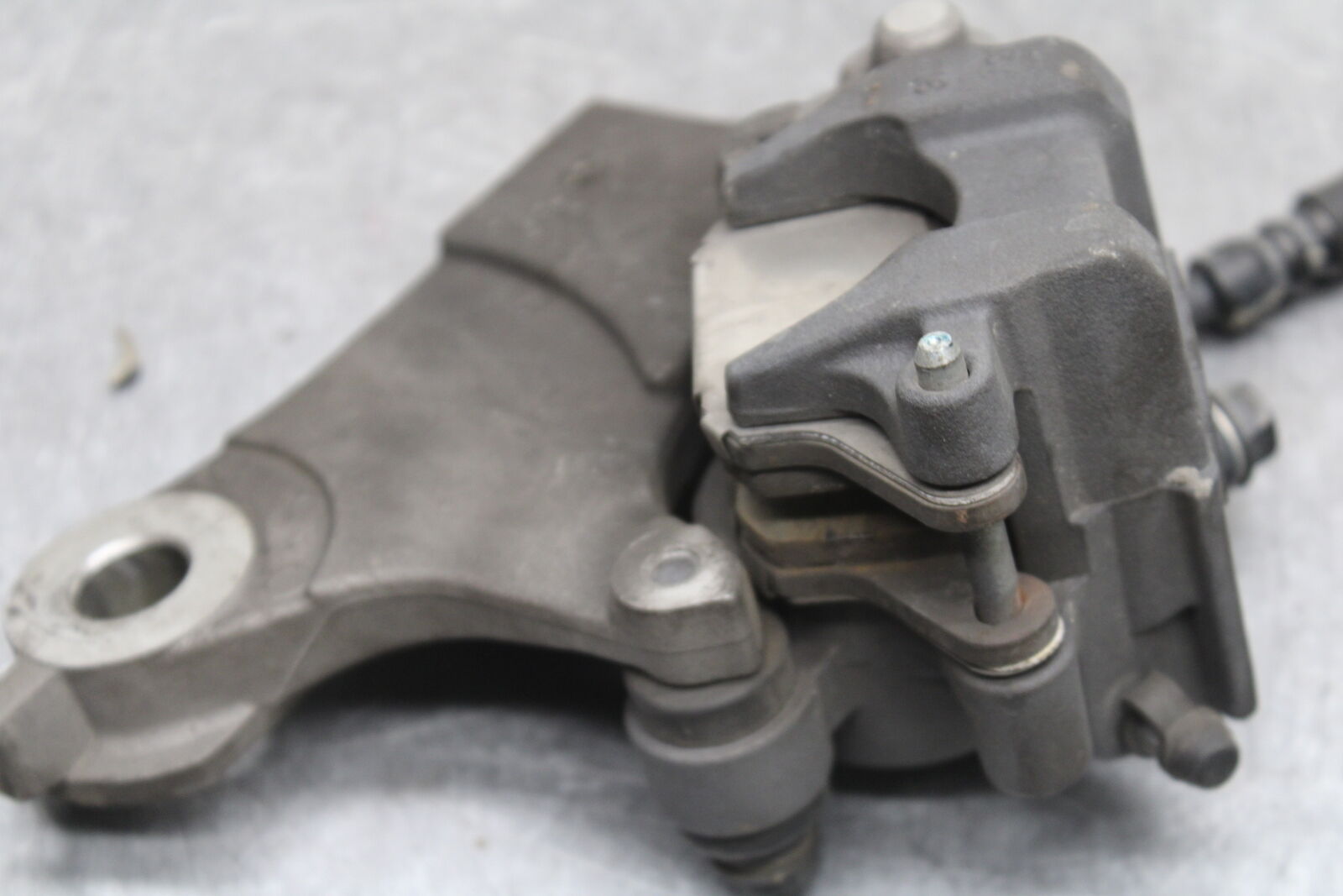 09-15 YAMAHA FZ6R REAR BACK BRAKE CALIPER W MOUNT BRACKET 20S-2580W-10-00 BB719