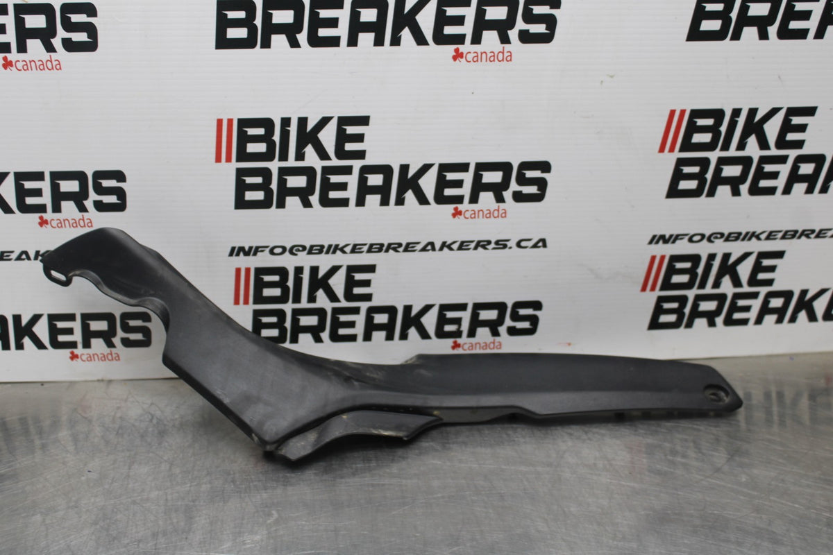 22-25 YAMAHA YZF R7 RIGHT FRONT SIDE SEAT SADDLE PANEL TRIM COWL FAIRING BB769