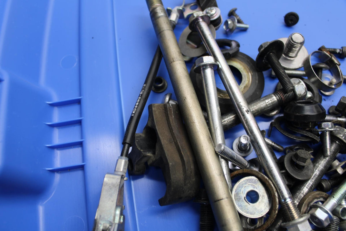 2015 Yamaha YZF R3 LEFTOVER MOUNTING BOLTS HARDWARE MOTOR SCREWS BB526