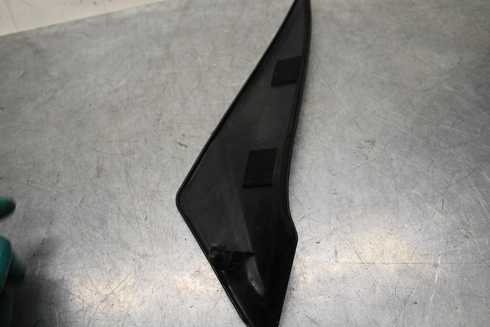 11-23 SUZUKI GSXR 600 RIGHT INNER FAIRING COWL PANEL TRIM OEM BB582