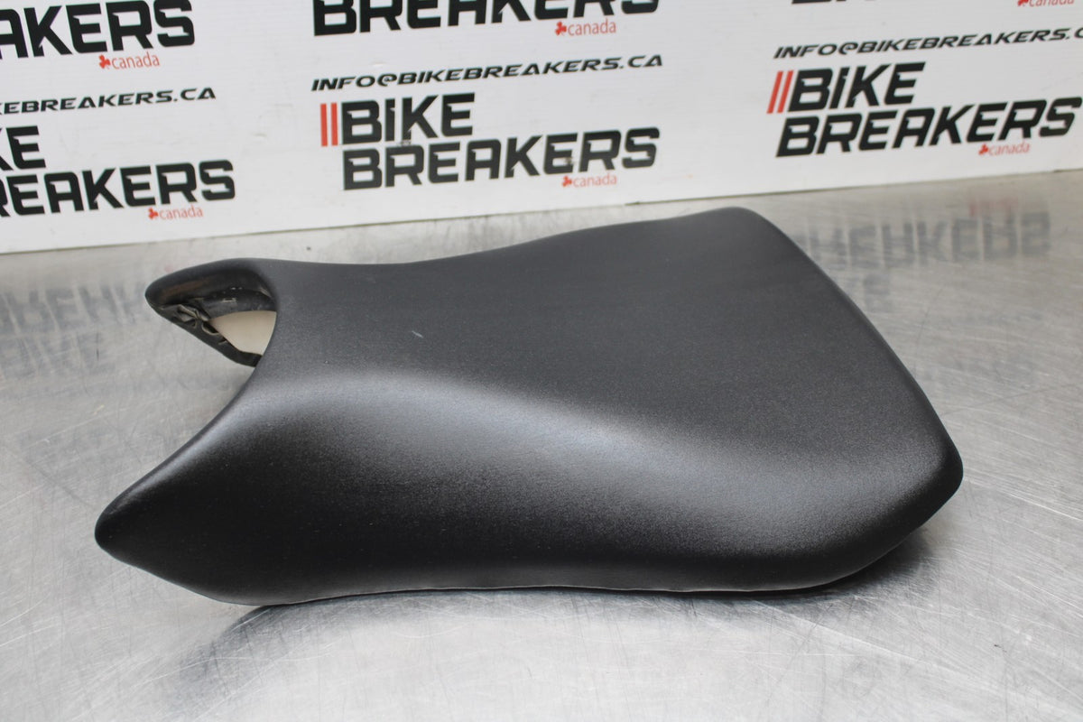 03-05 YAMAHA YZF R6  FRONT DRIVERS SEAT PAD SADDLE PILLION BB793