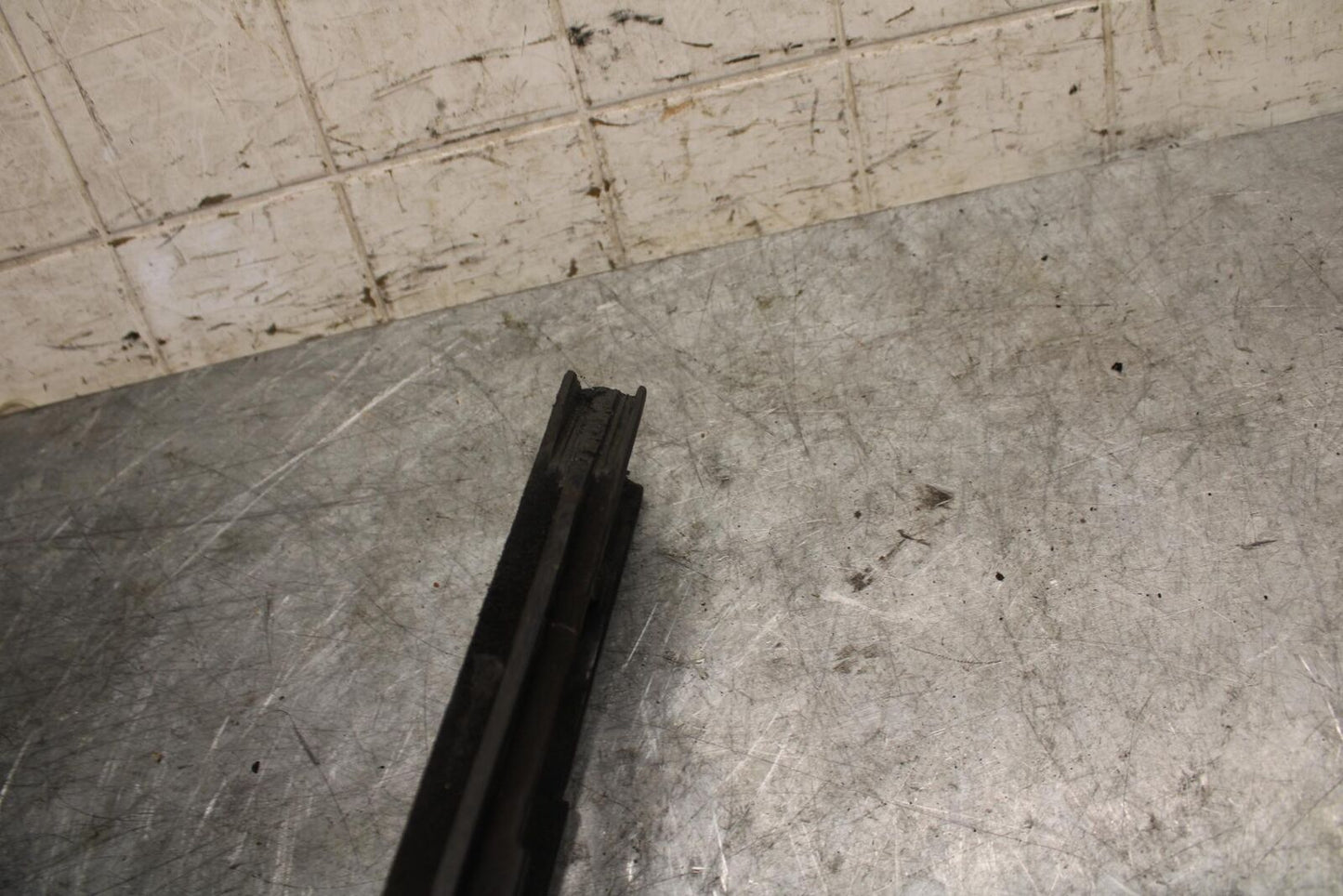 2007 Suzuki GSXR600 SWINGARM CHAIN BUFFER SLIDER GUIDE 61273-01H00 BB540