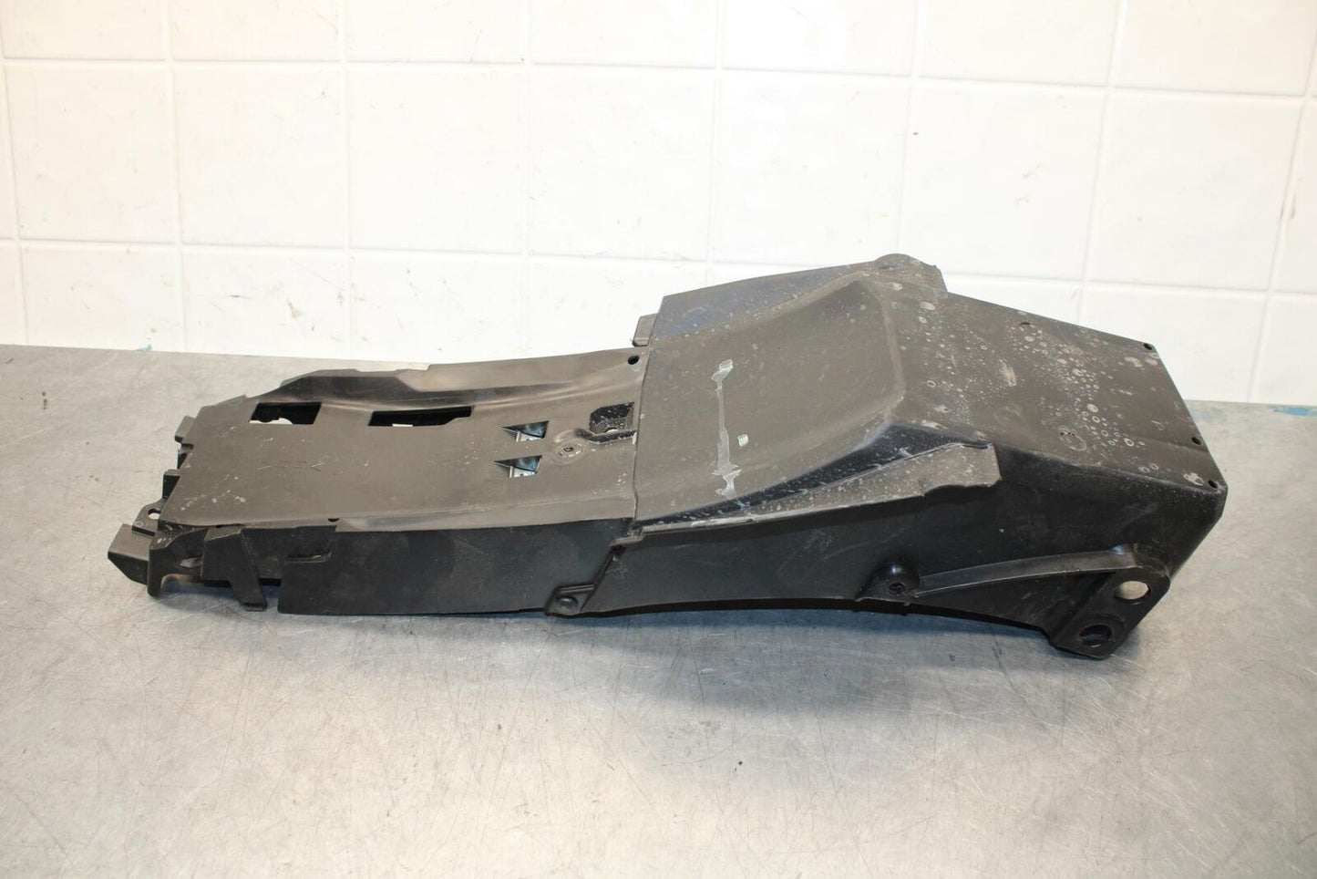 22-23 YAMAHA YZF R7 REAR BACK TAIL UNDERTAIL BATTERY TRAY PLASTIC BB583