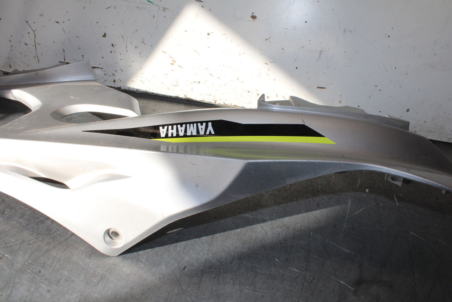 17-20 YAMAHA YZF R6 LEFT MID UPPER SIDE FAIRING COWL PLASTIC BB257