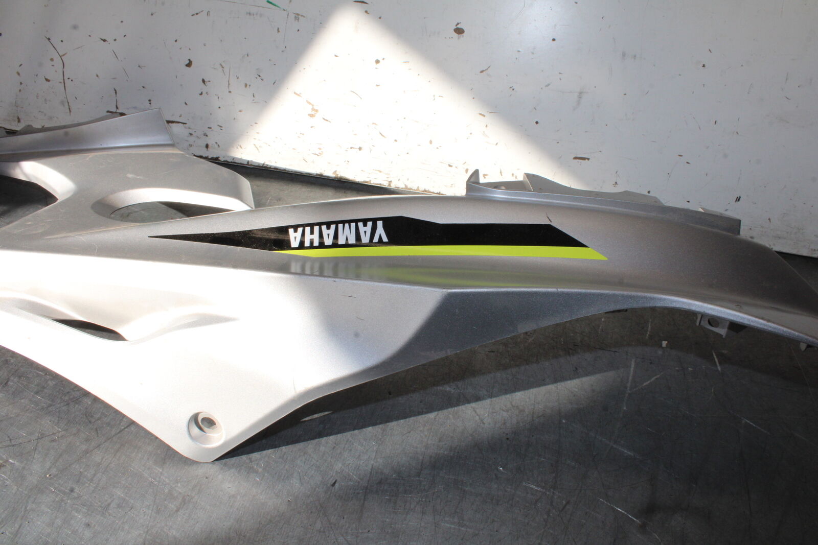 17-20 YAMAHA YZF R6 LEFT MID UPPER SIDE FAIRING COWL PLASTIC BB257