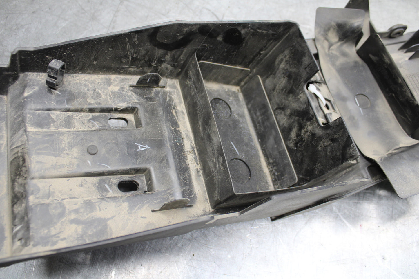 19-22 KAWASAKI Z400 REAR UNDERTAIL & BATTERY TRAY FAIRING COWL FENDER BB708