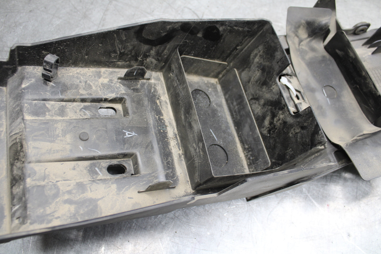 19-22 KAWASAKI Z400 REAR UNDERTAIL & BATTERY TRAY FAIRING COWL FENDER BB708