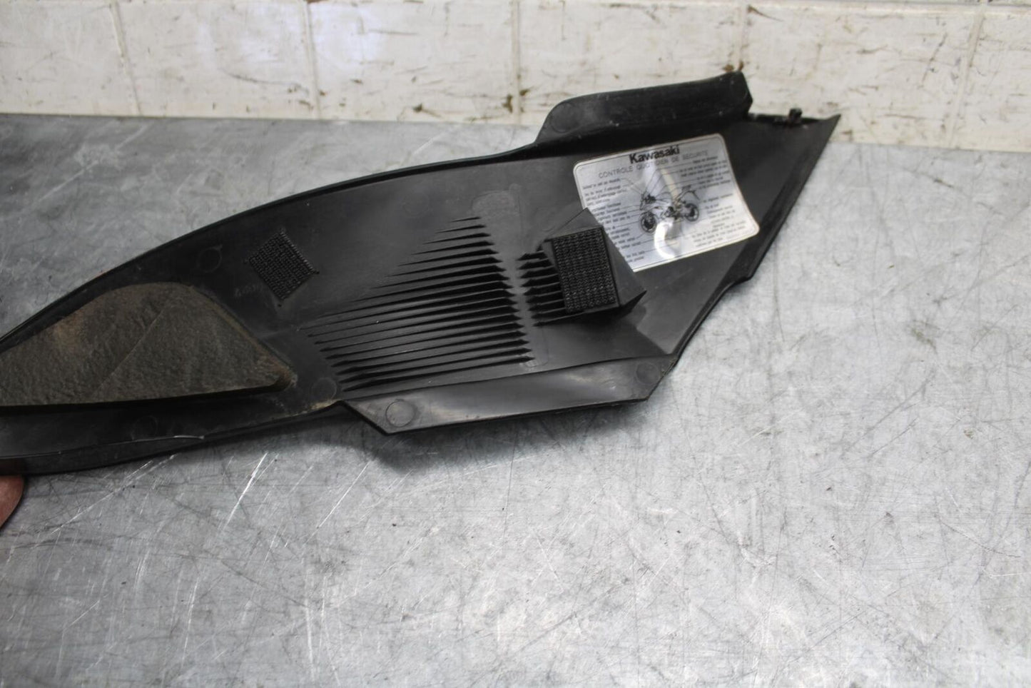 2012 Kawasaki Ninja ZX6R  RIGHT GAS TANK FUEL CELL PANEL COVER TRIM COWL   BB529