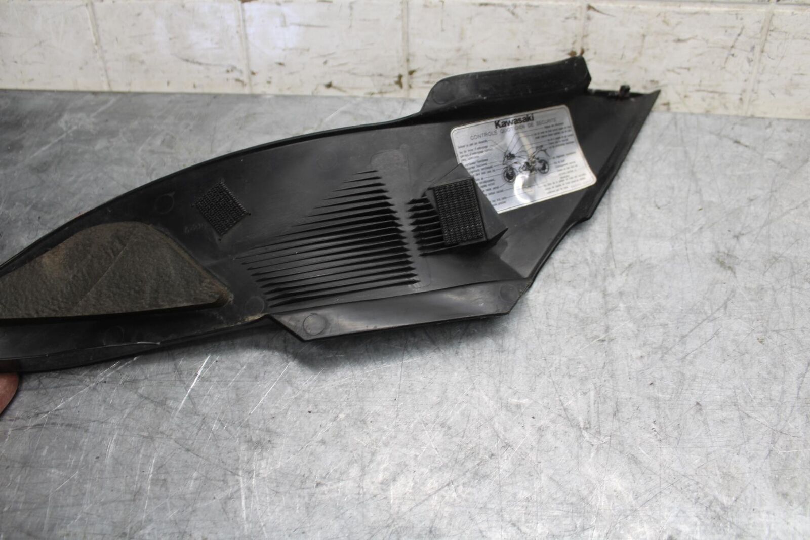 2012 Kawasaki Ninja ZX6R  RIGHT GAS TANK FUEL CELL PANEL COVER TRIM COWL   BB529