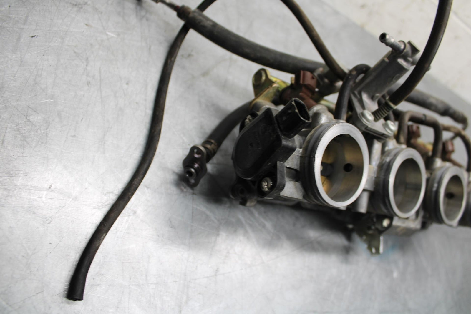 06-07 HONDA CBR1000RR MAIN FUEL INJECTORS / THROTTLE BODIES 16401-MEL-A21 BB464
