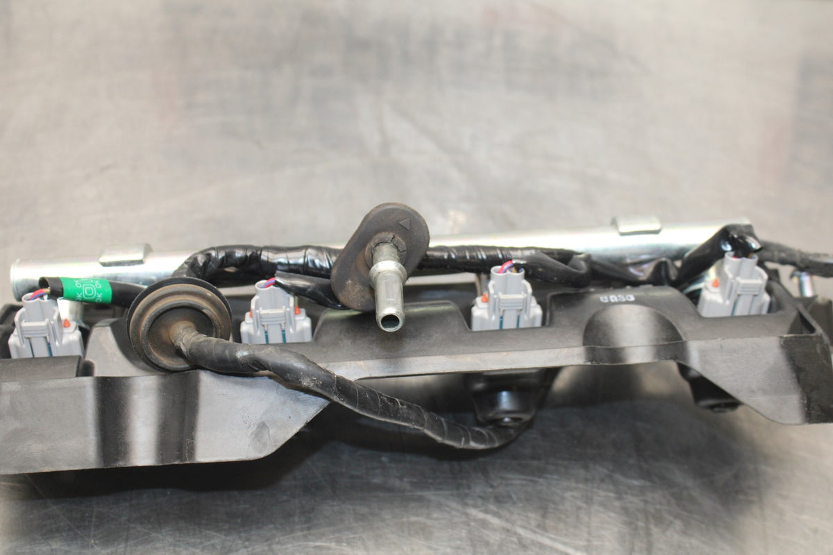 08-16 YAMAHA YZF R6 SECONDARY FUEL INJECTORS TOP AIRBOX GAS RAIL BB798