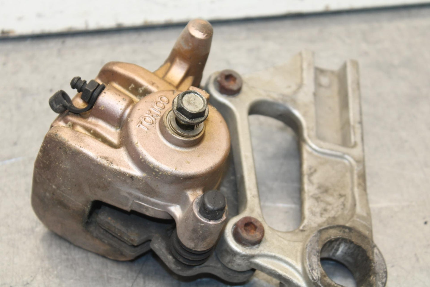 03-04 KAWASAKI NINJA ZX6RR REAR BACK BRAKE CALIPER W MOUNT BRACKET BB105