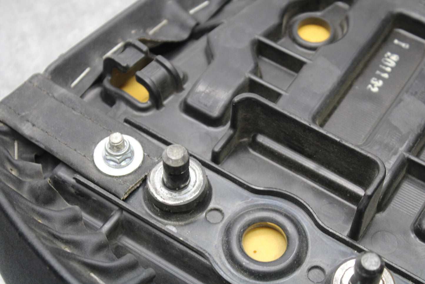 05-06 SUZUKI GSXR1000 REAR BACK PASSENGER TANDEM SEAT PAD SADDLE PILLION BB663