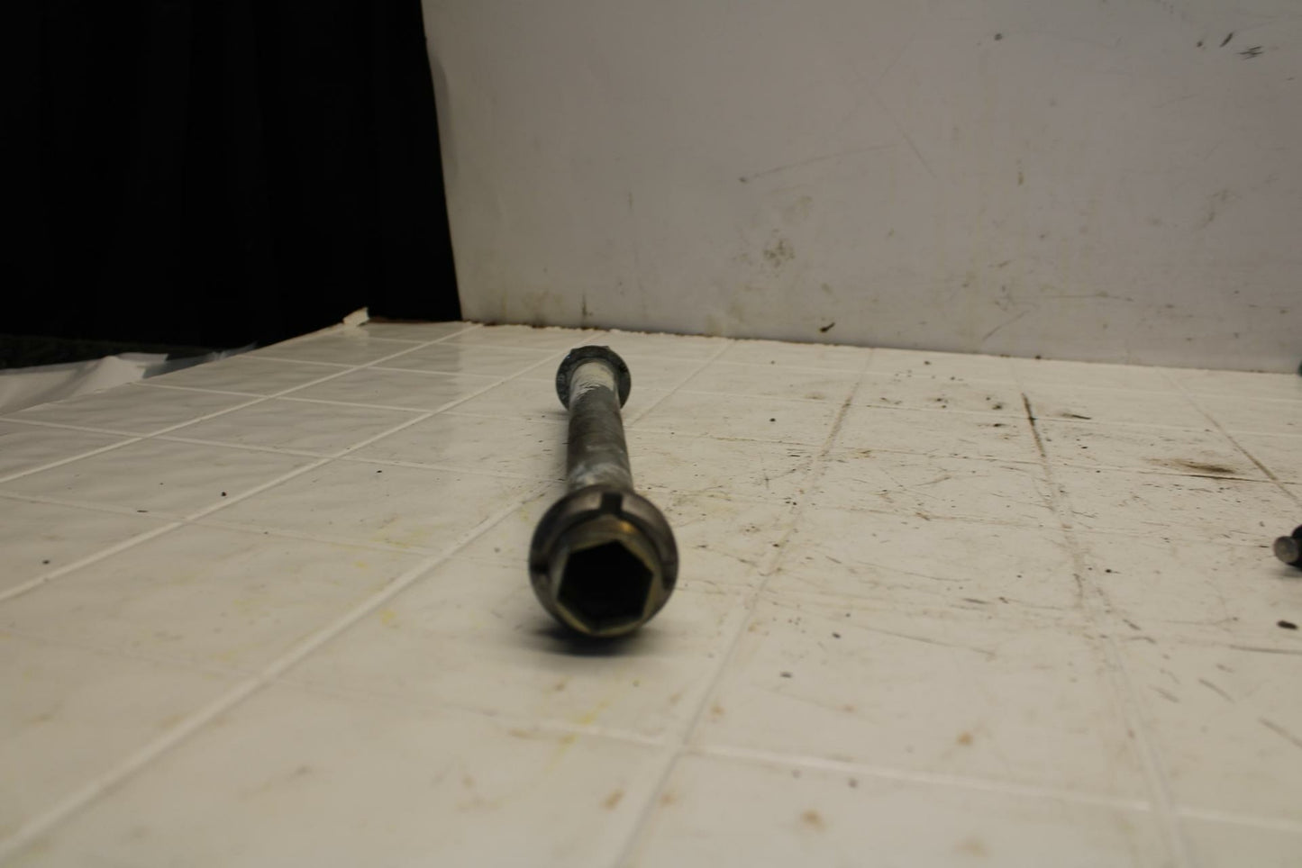 03-05 SUZUKI SV1000 REAR BACK SWINGARM BOLT SUSPENSION PIVOT AXLE BB405
