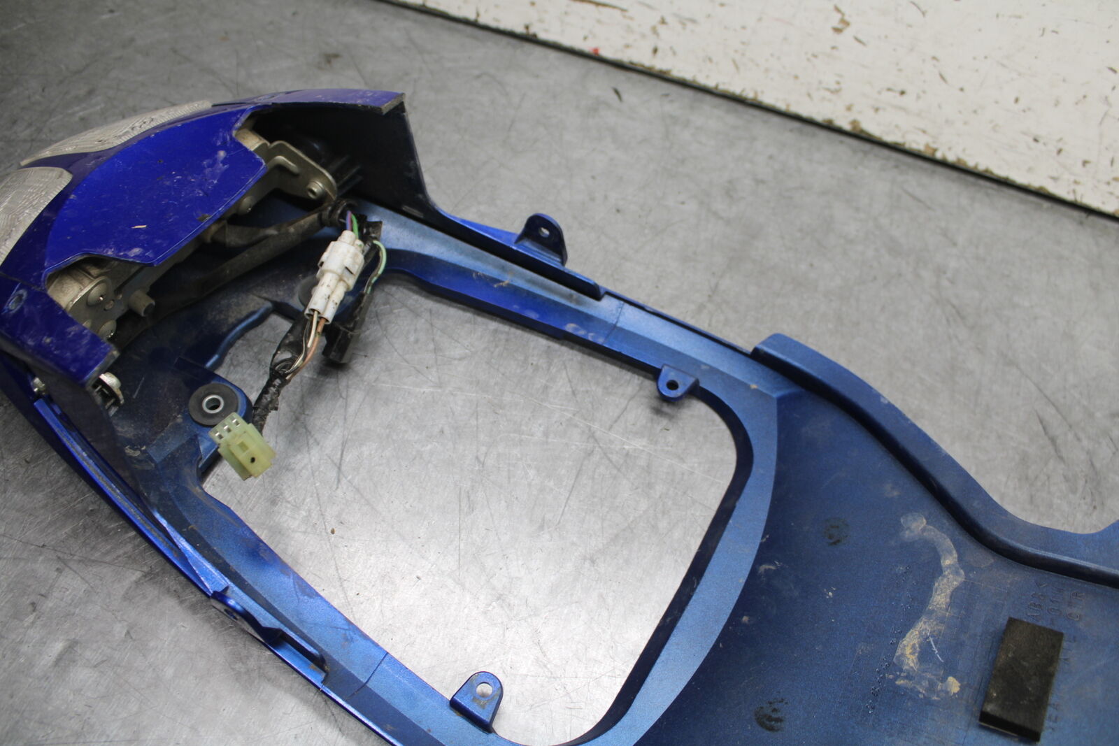 08-10 SUZUKI GSXR 600  CENTER REAR BACK TAIL FAIRING COWL BB101