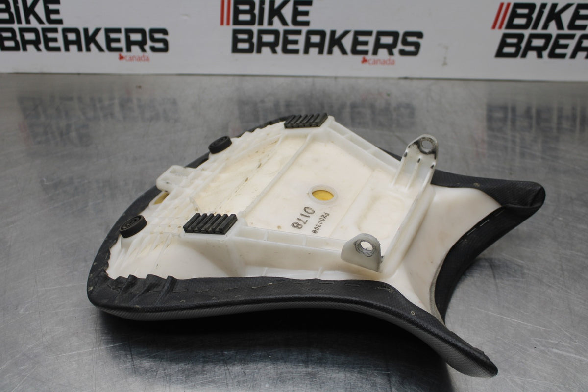 07-08 KAWASAKI NINJA ZX6R FRONT DRIVERS SEAT PAD SADDLE PILLION BB199