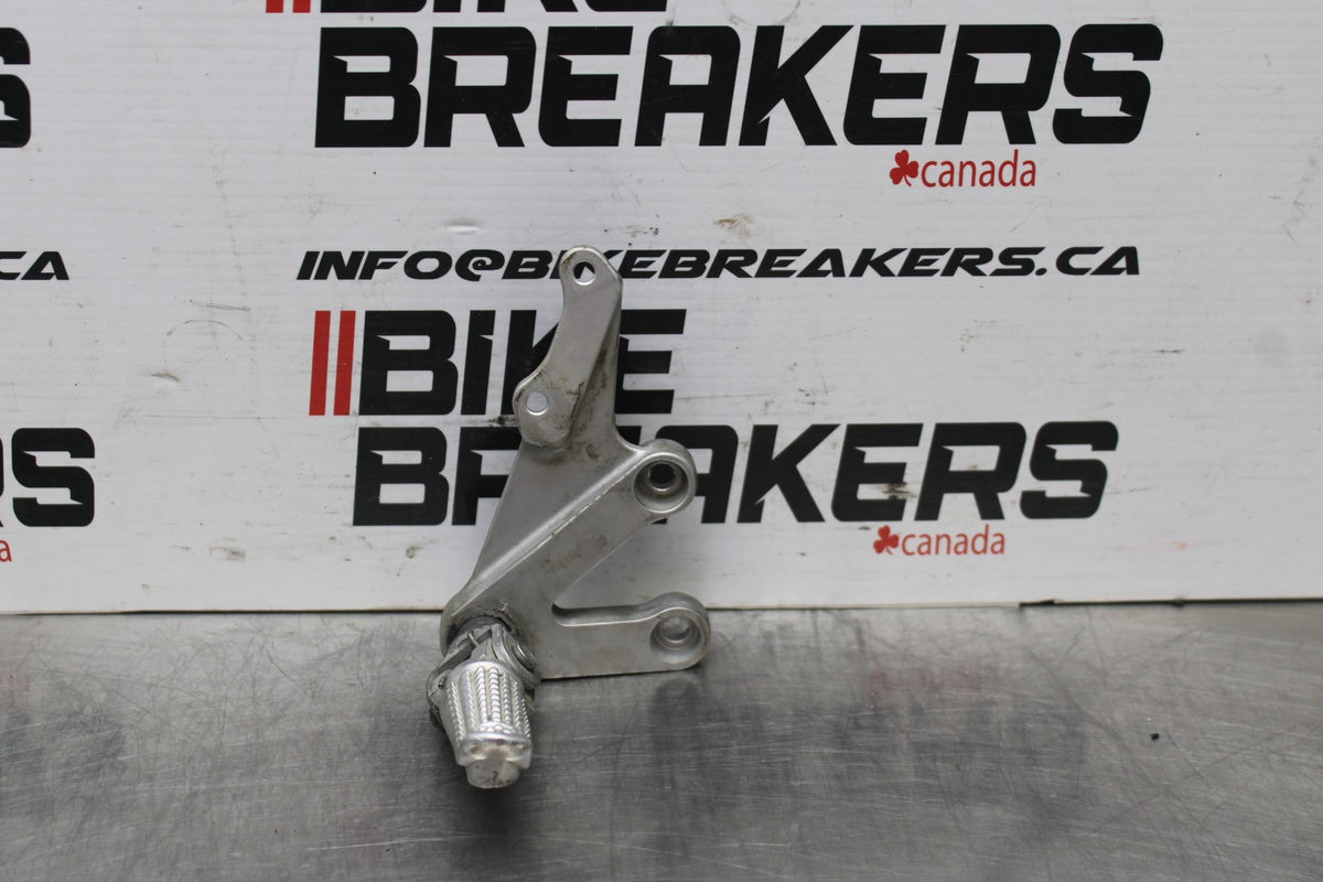 00 SUZUKI GSXR750 RIGHT REARSET REAR SET DRIVER FOOT PEG BRACKET MOUNT BB820