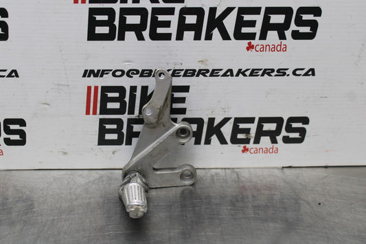 00 SUZUKI GSXR750 RIGHT REARSET REAR SET DRIVER FOOT PEG BRACKET MOUNT BB820